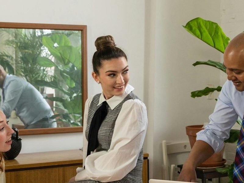 This article is a practical, data-driven guide to finding and succeeding in part-time sales jobs in 2026. It explains why flexible sales roles are expanding (28...